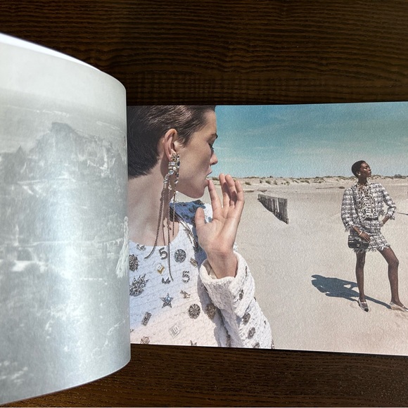 CHANEL CRUISE 2021/22 COLLECTION MAGAZINE - Picture 2 of 6